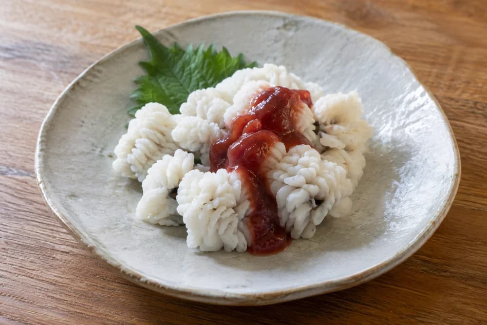 ハモの湯引き・梅肉添え